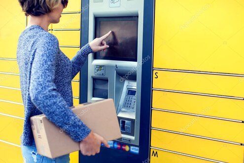 Cliente che ritira un pacco in un punto di ritiro pacchi