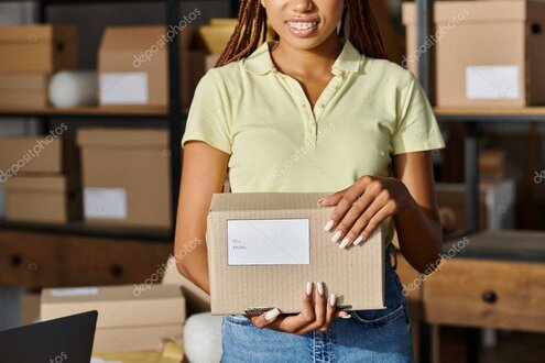 Cliente che prepara un pacco per la spedizione su un banco di servizio