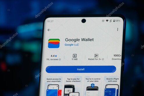 Cliente che effettua una ricarica telefonica in un punto servizi