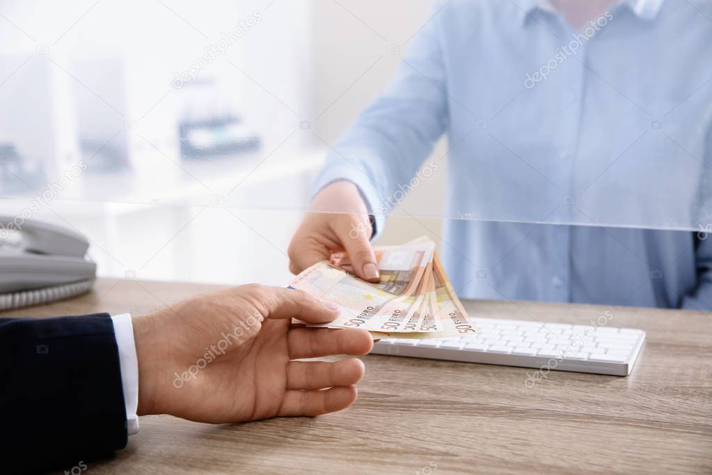 Bollettini e ricevute appoggiate su un bancone servizi