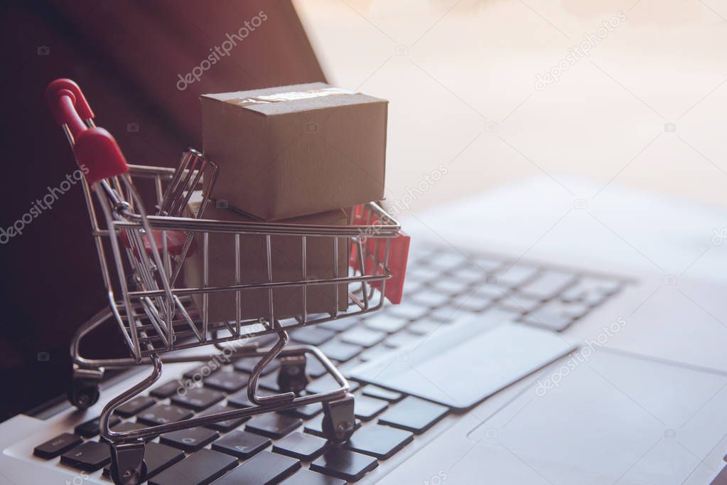 Operatore che maneggia un pacco e documenti con attenzione