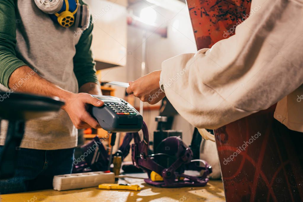 Cliente che effettua un pagamento digitale assistito da un operatore
