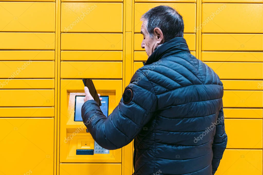 Corriere che consegna più pacchi in un punto di ritiro