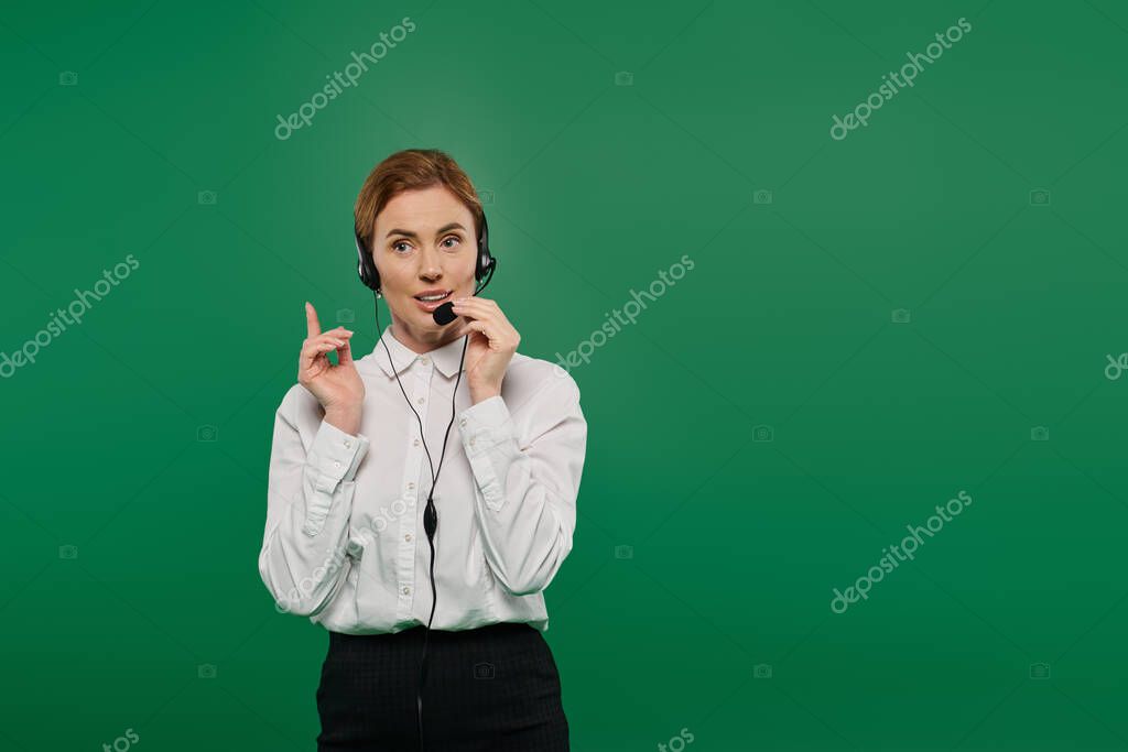 Addetto che assiste un cliente al bancone di un punto servizi